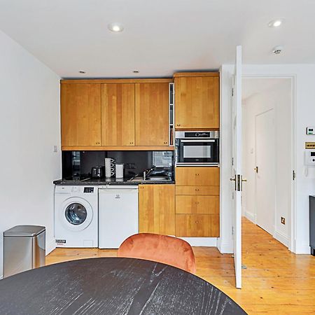 One-Bedroom Abode With A Balcony In Central London Exterior photo