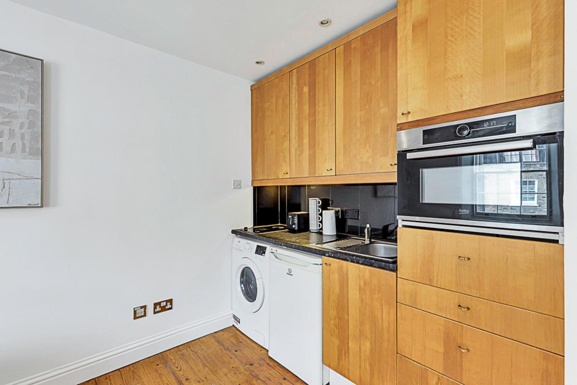 One-Bedroom Abode With A Balcony In Central London Exterior photo