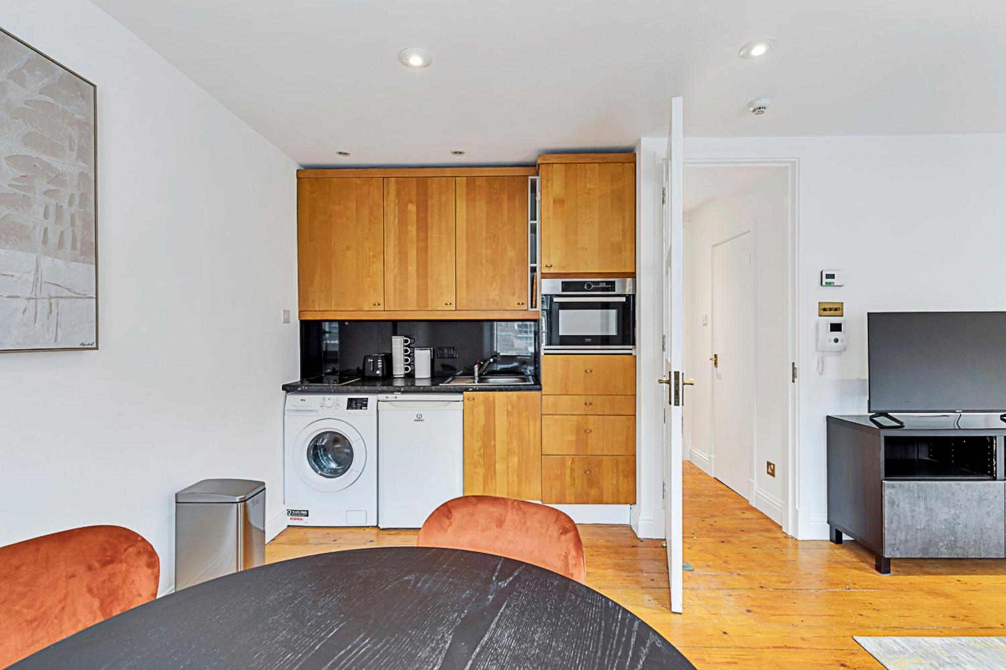 One-Bedroom Abode With A Balcony In Central London Exterior photo