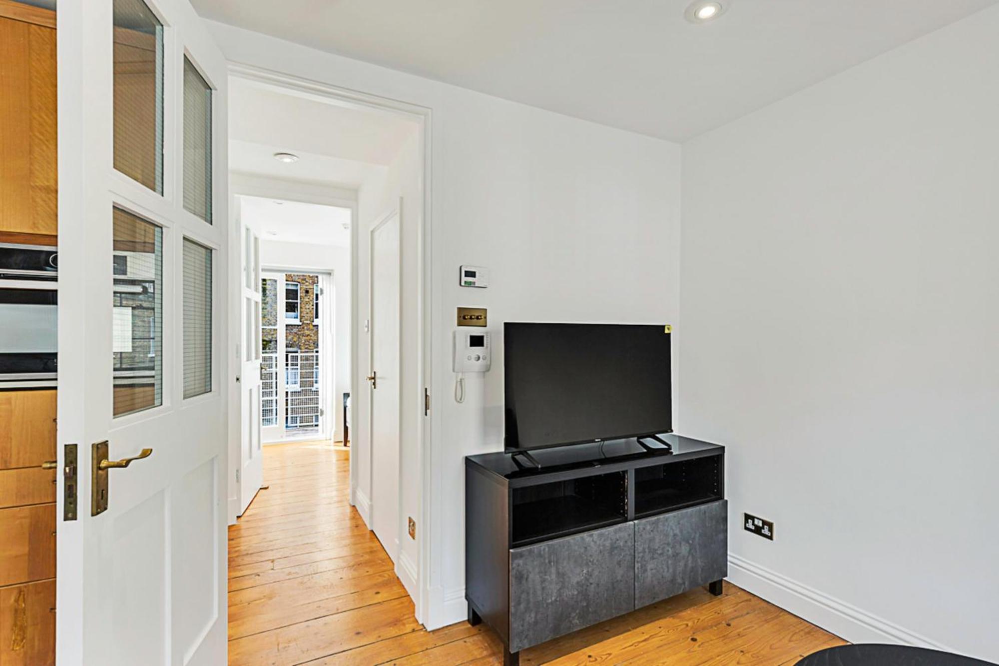 One-Bedroom Abode With A Balcony In Central London Exterior photo