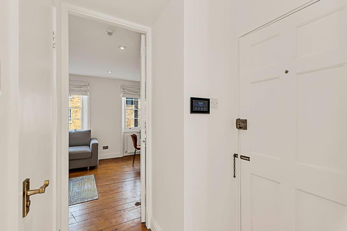 One-Bedroom Abode With A Balcony In Central London Exterior photo