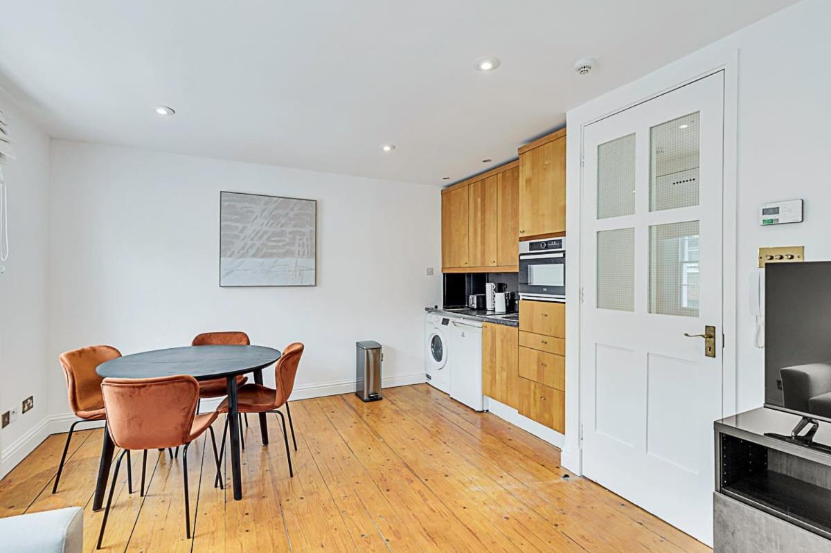 One-Bedroom Abode With A Balcony In Central London Exterior photo